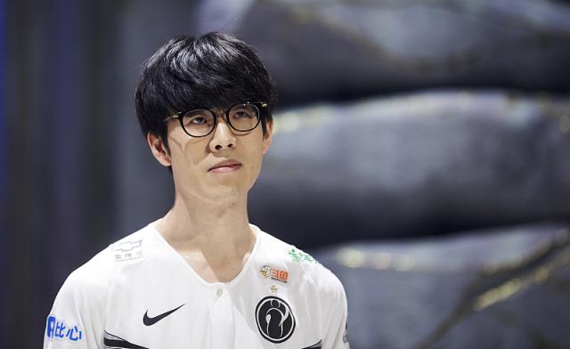 LPL春季赛今日首发名单 ：Xiaohu大战Maple